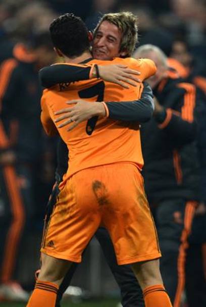 Cristiano Ronaldo abbraccia il connazionale Coentrao. Afp